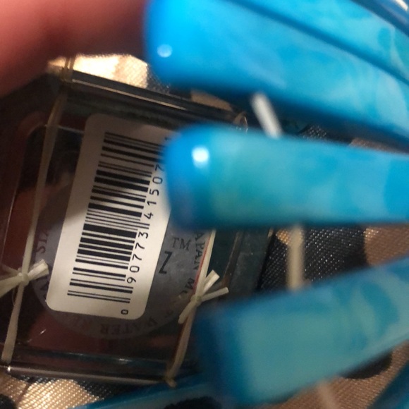 NWT women’s stretch turquoise bracelet watch - Picture 3 of 5